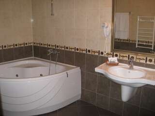 Отель Hotel Elegance Асеновград Полулюкс с гидромассажной ванной-6